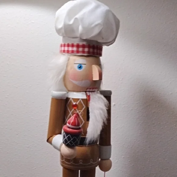 Wooden Nutcracker Chef with Cupcake Christmas Nutcracker Vintage - Picture 6 of 10